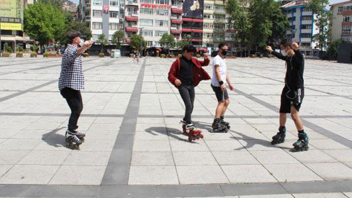 İzmit'te sokağa çıkan gençler, çiftetelli oynadı