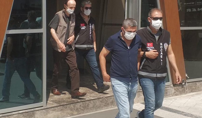 Altın ve paraları 'Yeleğin kirlenmiş' yalanıyla çalanlar yakalandı
