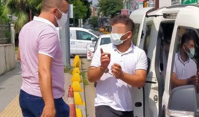 Kredi kartı dolandırıcılığından aranıyordu, uygulamada yakalandı
