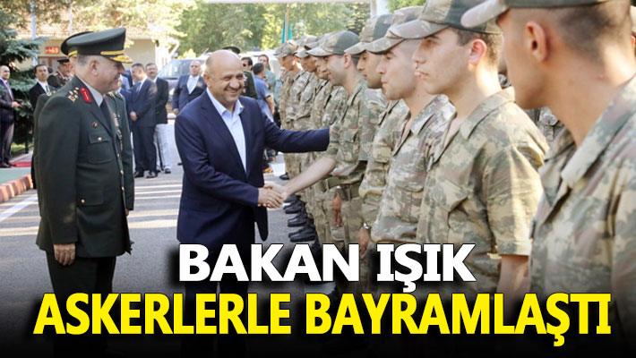 Bakan Işık, askerlerle bayramlaştı