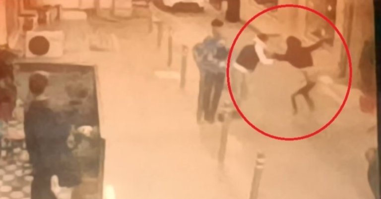 Sokakta karşılaştığı arkadaşı tarafından bıçaklandı
