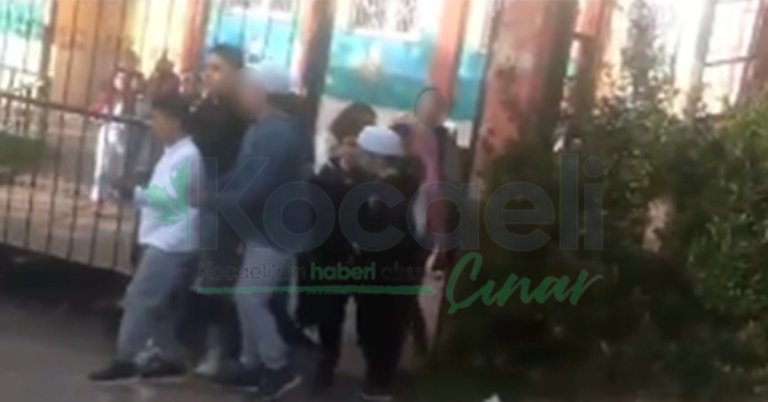 Öğrencileri takke ve eşarpla camiye götürmek istedi: Veliler engel oldu