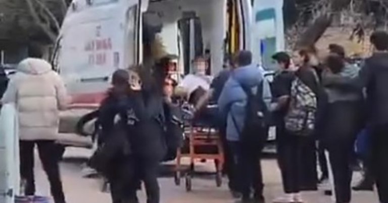 Okulunun önünde öğrenciyi bıçakladılar