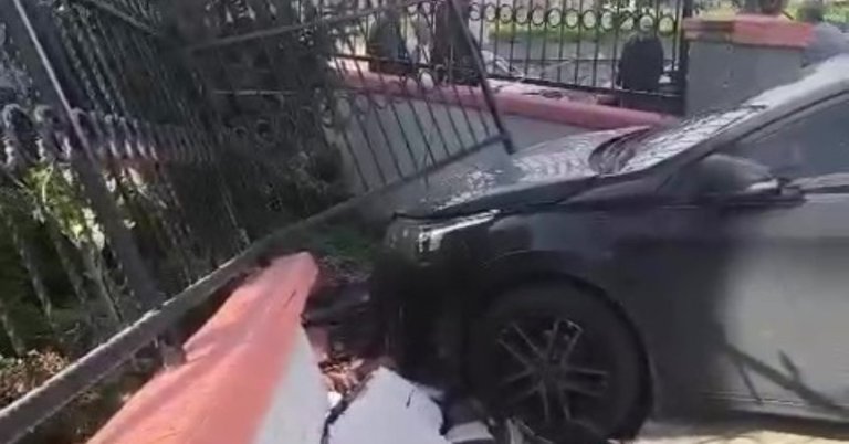 El freni çekilmeyen otomobil bahçe duvarını yıktı!