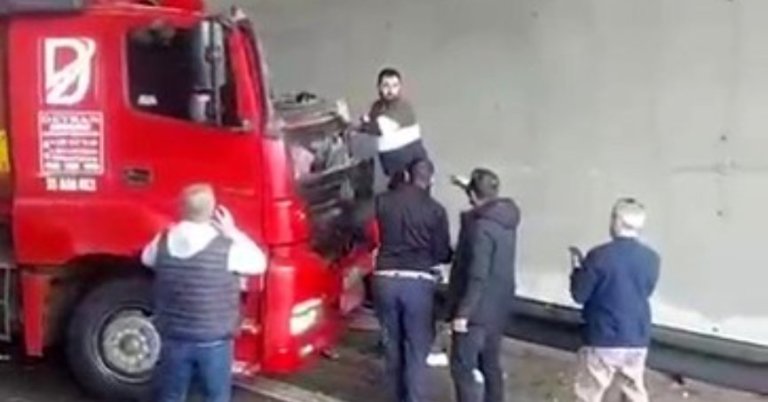 TEM'de korkunç kaza: Kendi kullandığı tırın altında can verdi