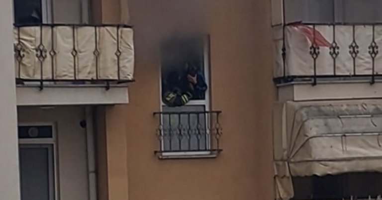 İtfaiye eri, oksijen maskesini vatandaşa verip hayatını kurtardı