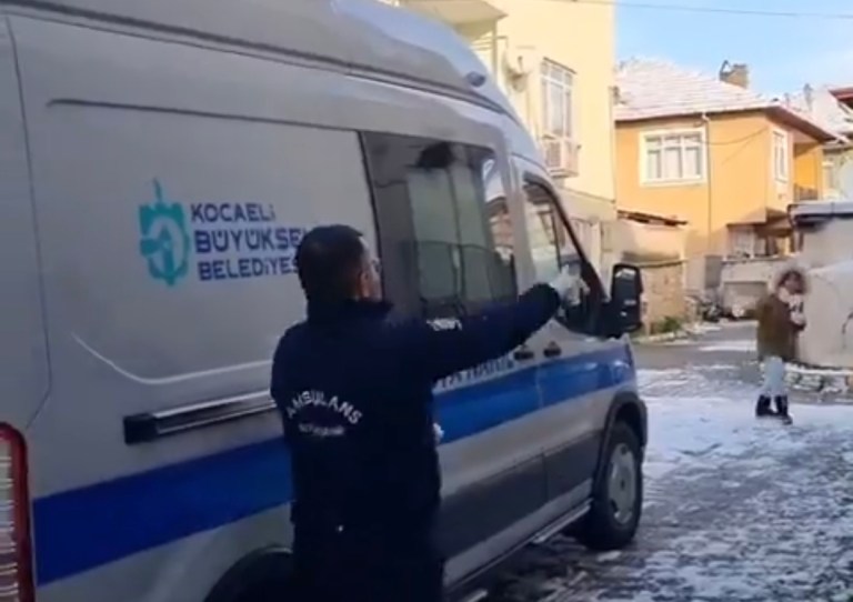 Kocaeli’de Ambulans Ekiplerinden Kar Topu Eğlencesi!