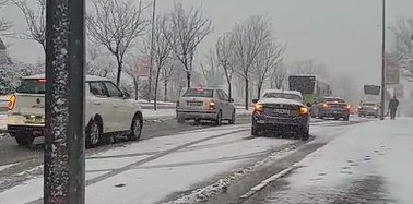 Kar yağdı Umuttepe’de yüzlerce araç yolda kaldı
