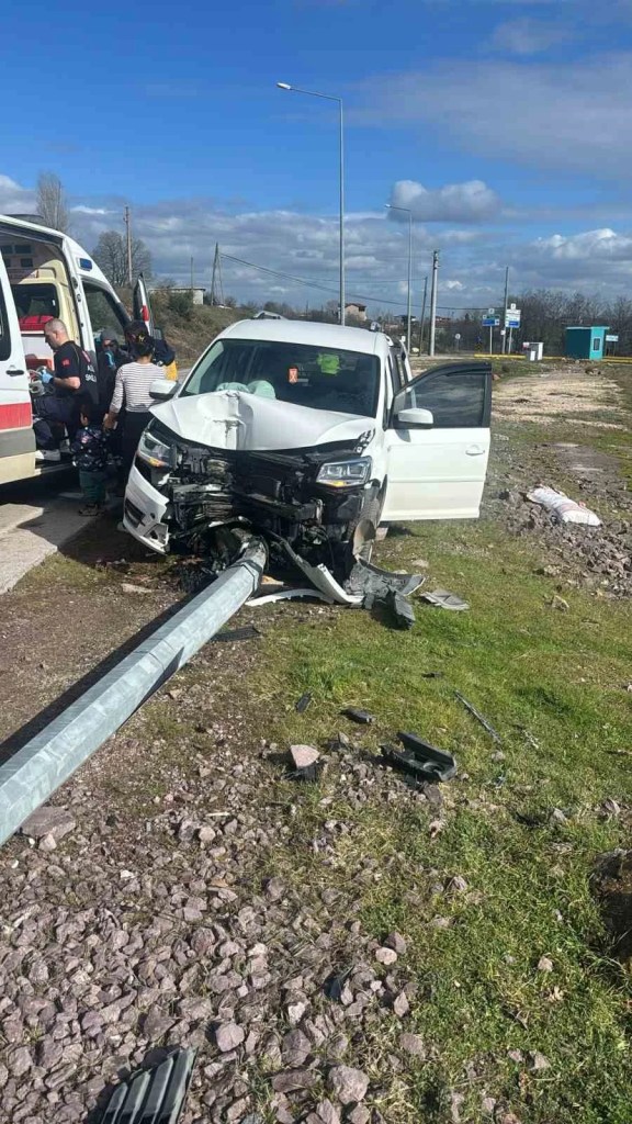 Kocaeli'de Kontrolden Çıkan Araç Elektrik Direğine Çarptı