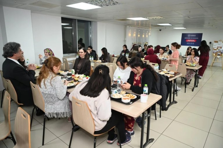 Başkan Kocaman, üniversite öğrencileriyle iftar yaptı