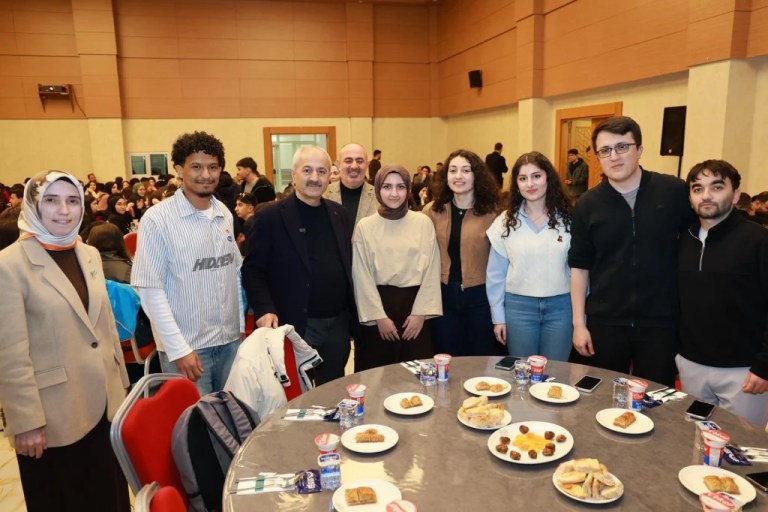 Gebze Belediye Başkanı gençlerle iftar sofrasında buluştu