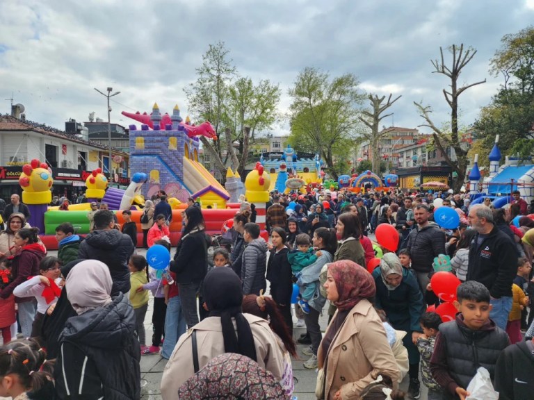 Gölcük’te 23 Nisan coşkusu Anıtpark’tan taştı