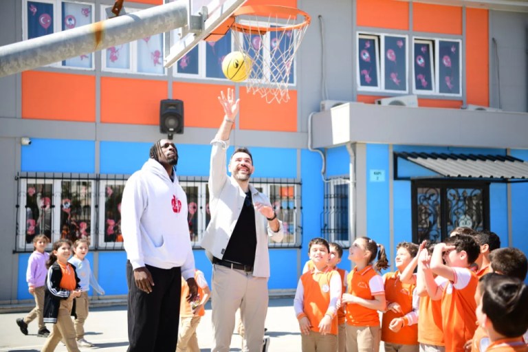 Şampiyon Basketbolcular Minik Öğrencilerle Buluştu