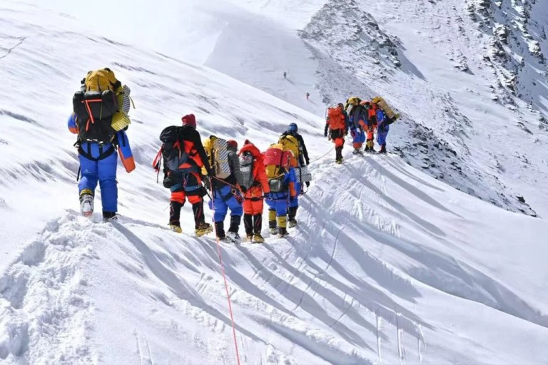 Everest’te şok dolandırıcılık iddiası: Dağcıları hasta edip vurgun yaptılar!
