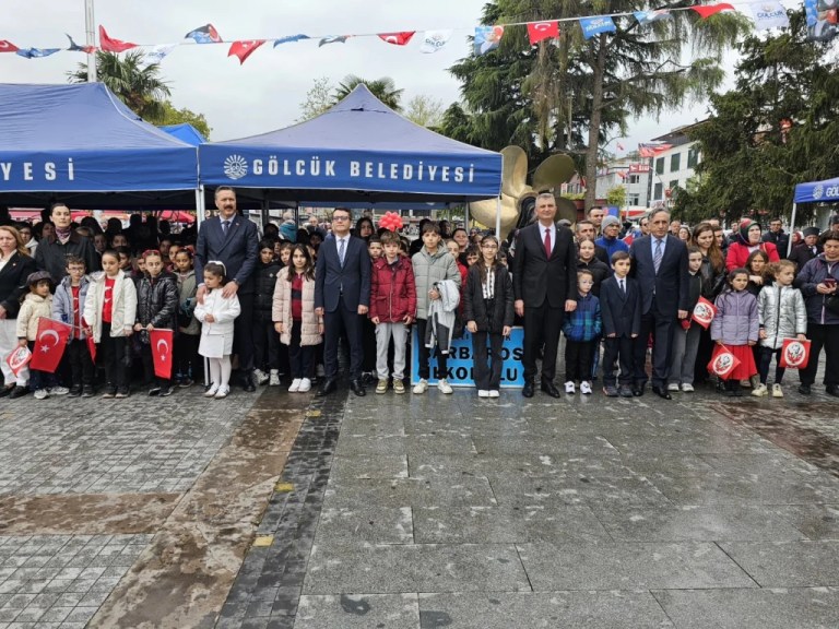 Gölcük’te 23 Nisan Coşkusu: Çocuklar Koltuğa Oturdu