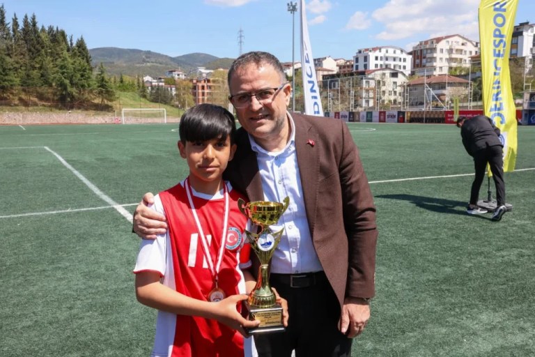 Sırrıpaşa Ortaokulu 23 Nisan Turnuvası’nda Şampiyon