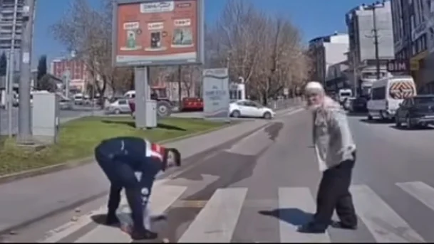 Gebze’de jandarmadan yaşlı adama şefkat eli