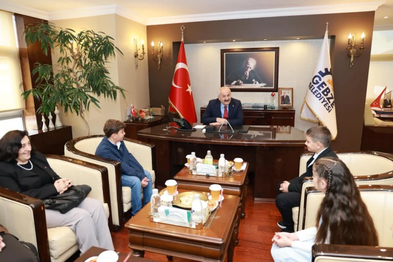 Başkan Büyükgöz koltuğunu minik başkana devretti