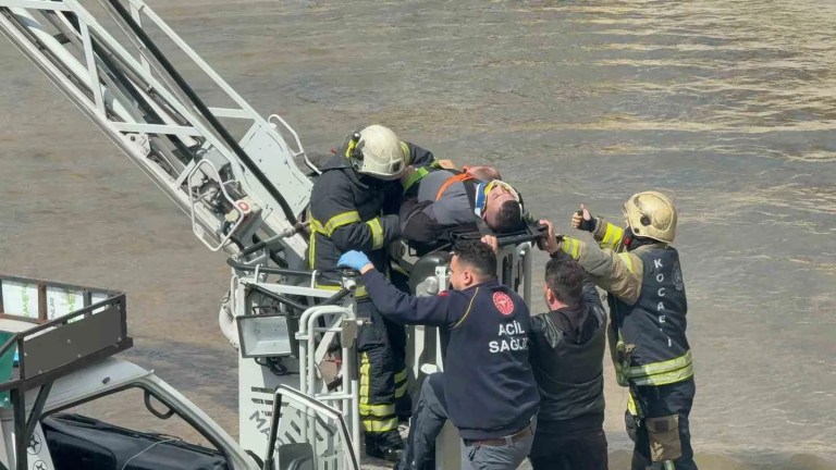 Kamyonet Dereye Uçtu: Sürücü Hayatını Kaybetti