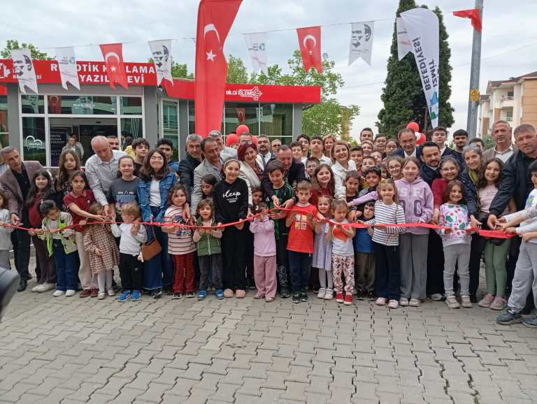 İzmit Belediyesi’nden çocuklara robotik kodlama evi