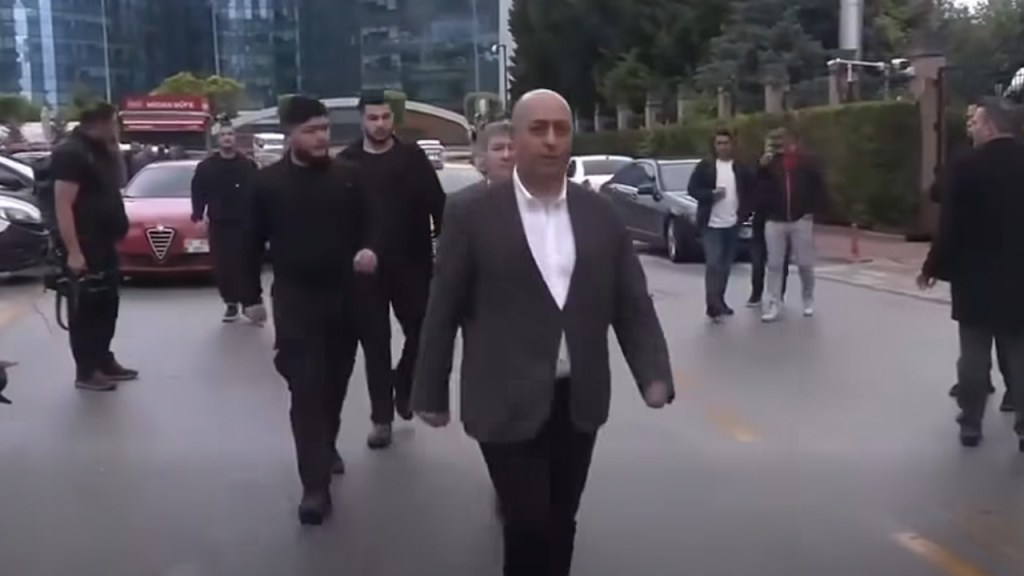 Arcan: Bu örgüt sarayın kayyımına geçit vermez