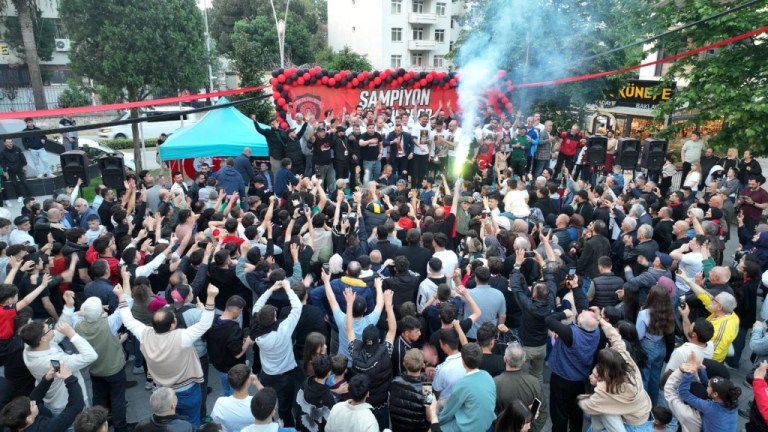 Gölcükspor şampiyonluk kupasıyla kenti coşturdu