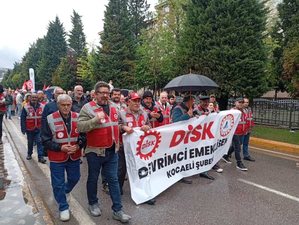 Sendikacıların katıldığı bir yürüyüş, DISK Devrimci İşçi Sendikası Kocaeli Şubesi pankartı taşınıyor.