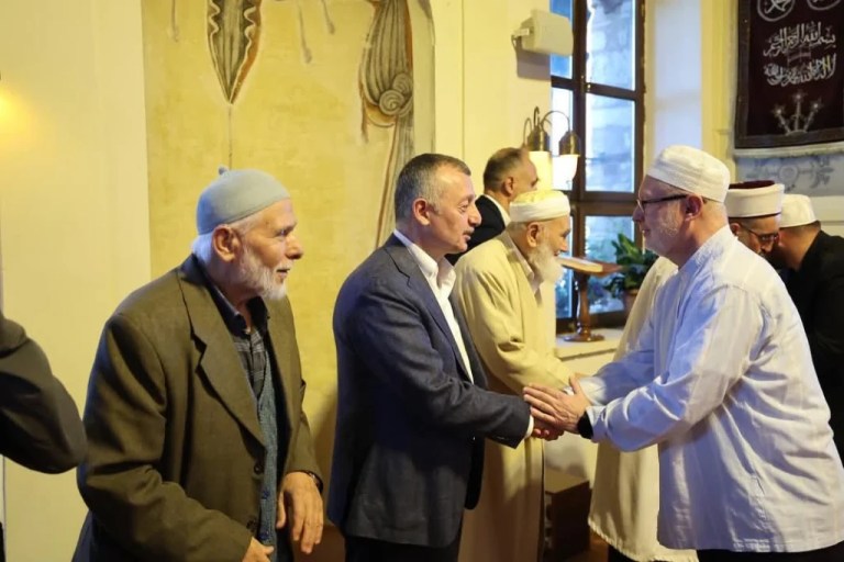 Başkan Büyükakın bayram namazını İzmit’te kıldı