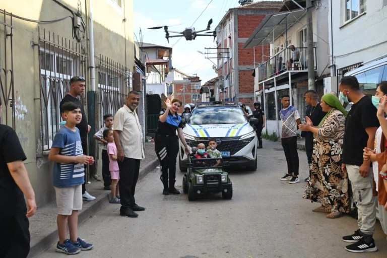 Polislerden lösemi hastası minik Medine’ye bayram sürprizi!