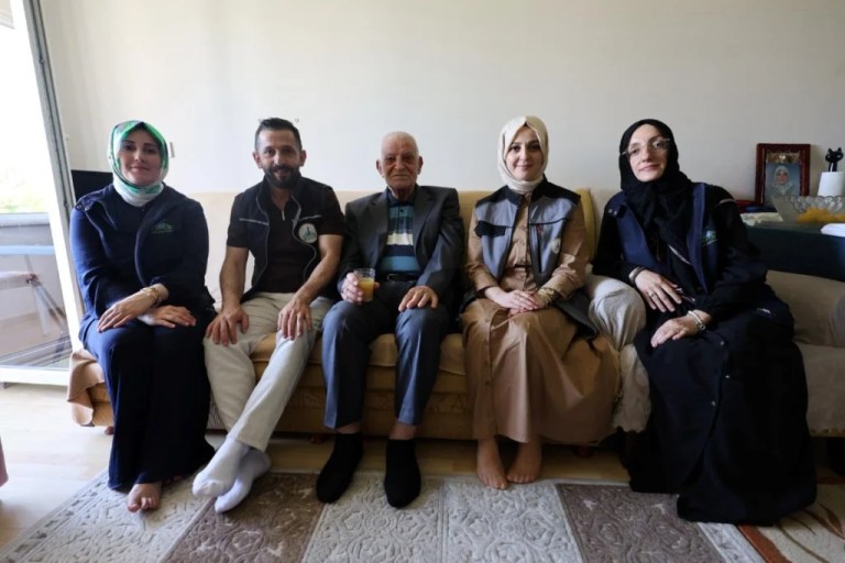 Kartepe’de büyükler bayramda yalnız kalmadı