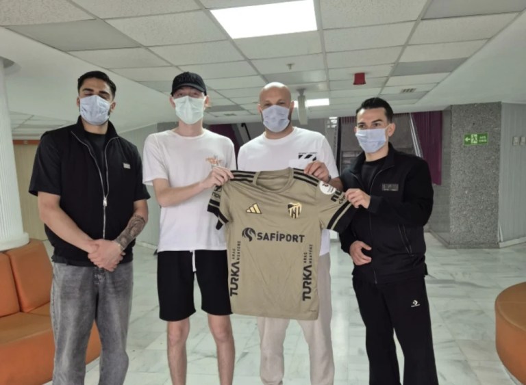 Kocaelispor’dan lösemi hastası taraftara anlamlı ziyaret