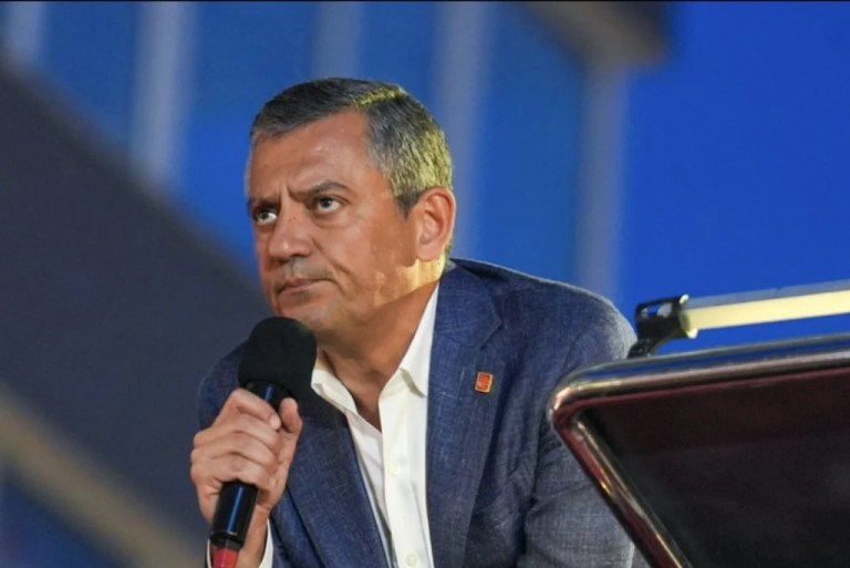 Özgür Özel makam odasına kapandı
