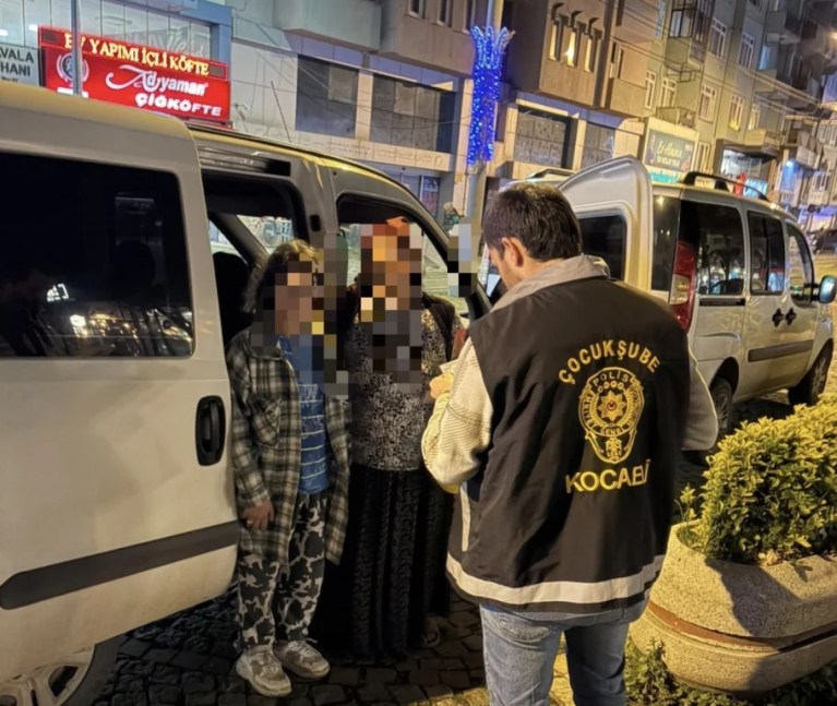 Sokakta dilenen çocuklar ailelerine teslim edildi!
