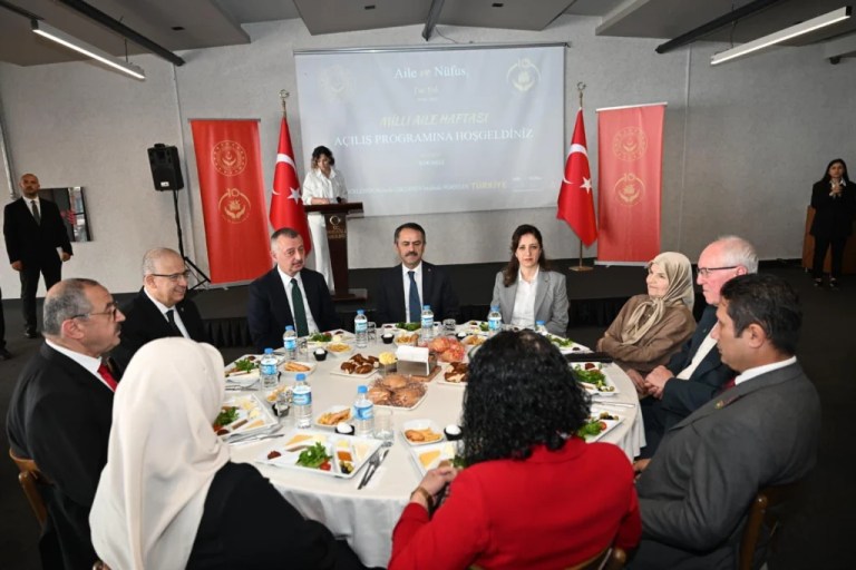 Vali Aktaş ve eşi Milli Aile Haftası açılışında