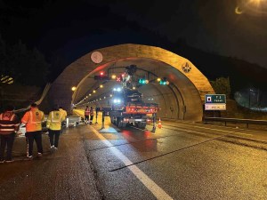 Kuzey Marmara'da Kaza: Otomobil Tünel Girişine Çarptı, 1 Ölü