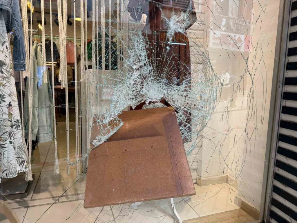 Dükkanların camını kıran şahıs yakalandı!