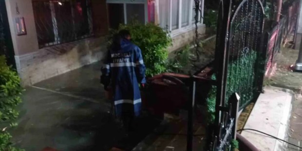 Karamürsel’de ev ve iş yerlerini su bastı!