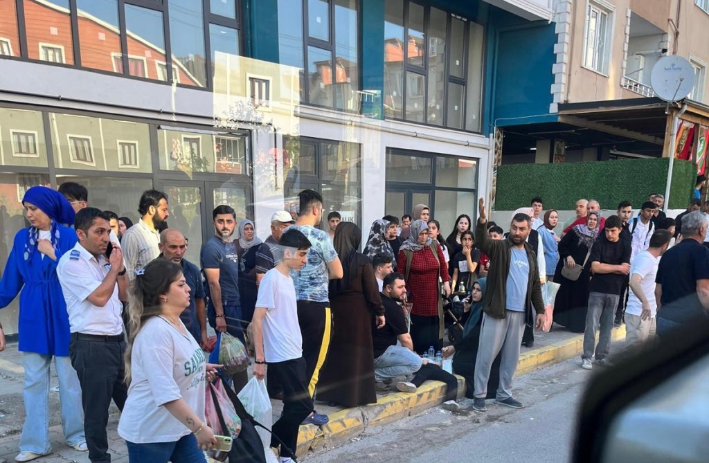 Küçük kız çocuğuna otobüs çarptı