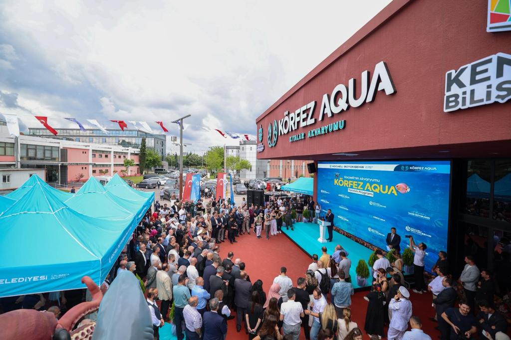 Körfez Aqua akvaryumunun açılış töreni, kalabalık bir katılımcı kitlesiyle birlikte gerçekleştiriliyor.