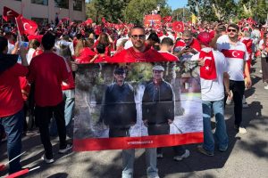 CHP’li Bayındır, Amerika’da Özel ve İmamoğlu posteri açtı