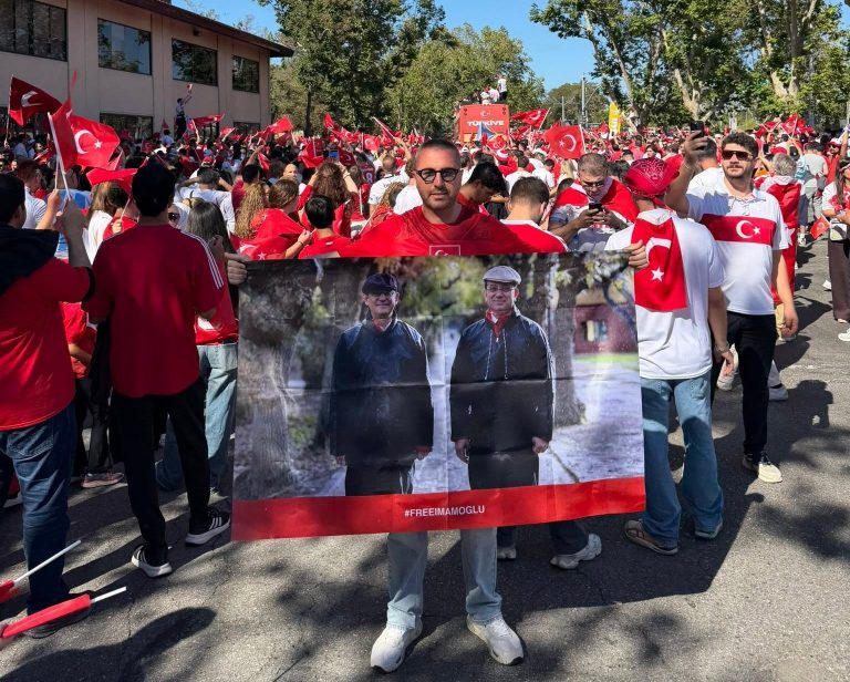 CHP’li Bayındır, Amerika’da Özel ve İmamoğlu posteri açtı