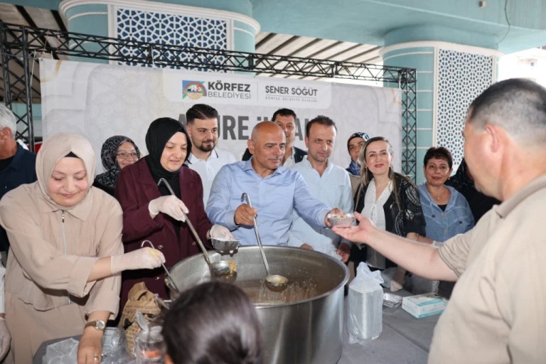 Körfez Belediyesi 4 bin aşure dağıttı