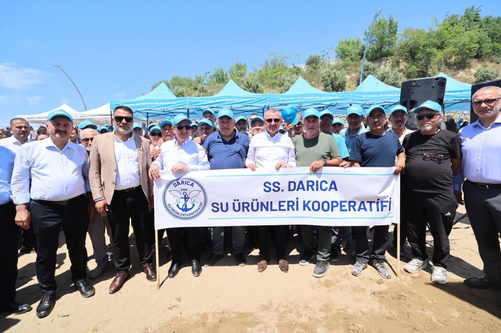 SS. Darıca Su Ürünleri Kooperatifi'nden katılımcılar, etkinlikte bir araya gelerek toplu fotoğraf çektiriyor.