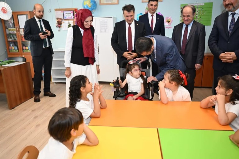 Vali Aktaş, karne heyecanına ortak oldu