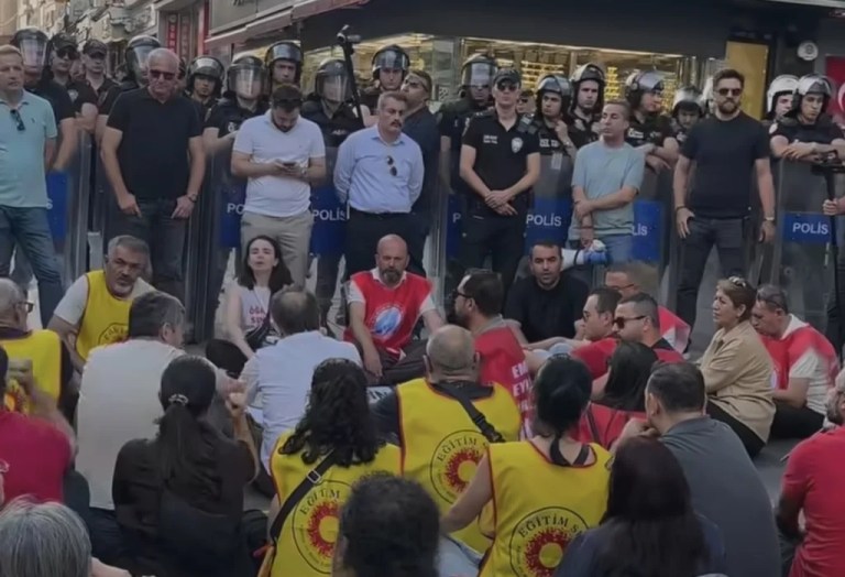 Gebze’de öğretmenlerden oturma eylemi!
