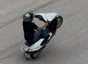 Motosikletli tehlikeli şov Gölcük’te!