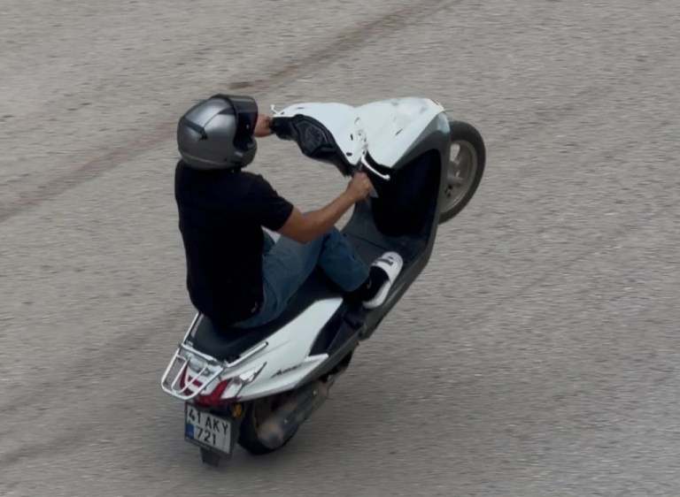 Motosikletli tehlikeli şov Gölcük’te!