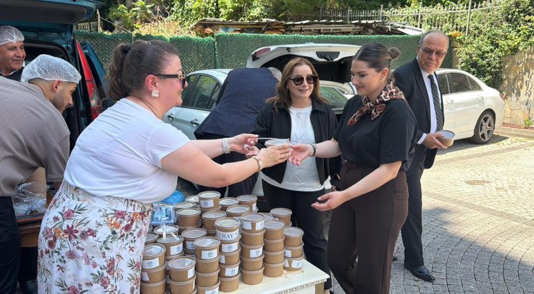 Zeray Vakfı vatandaşlara aşure dağıttı