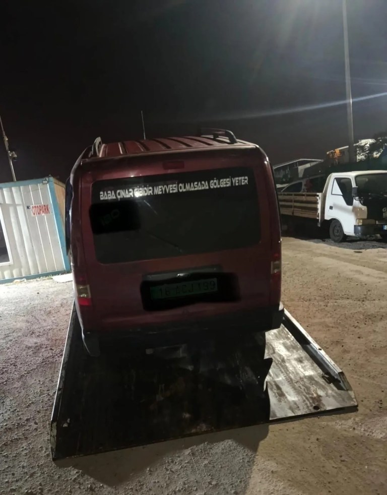 Trafikte bıçaklı kavga: 3 yaralı!