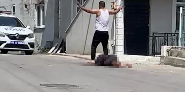 Eşini sokak ortasında bıçakladı!